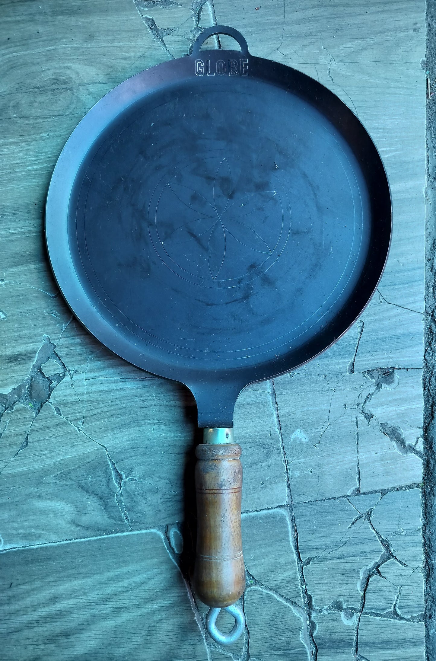 Premium Pure Iron Dosa Tawa – Flat with Border | Wooden Handle | Heavy 3–4mm Thick | 10” & 12” Sizes | Handmade in India 🍳🔥